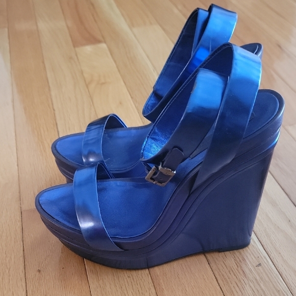BCBG MAX AZRIA Glamorous Blue Metallic Wedge Sandals - Picture 1 of 5